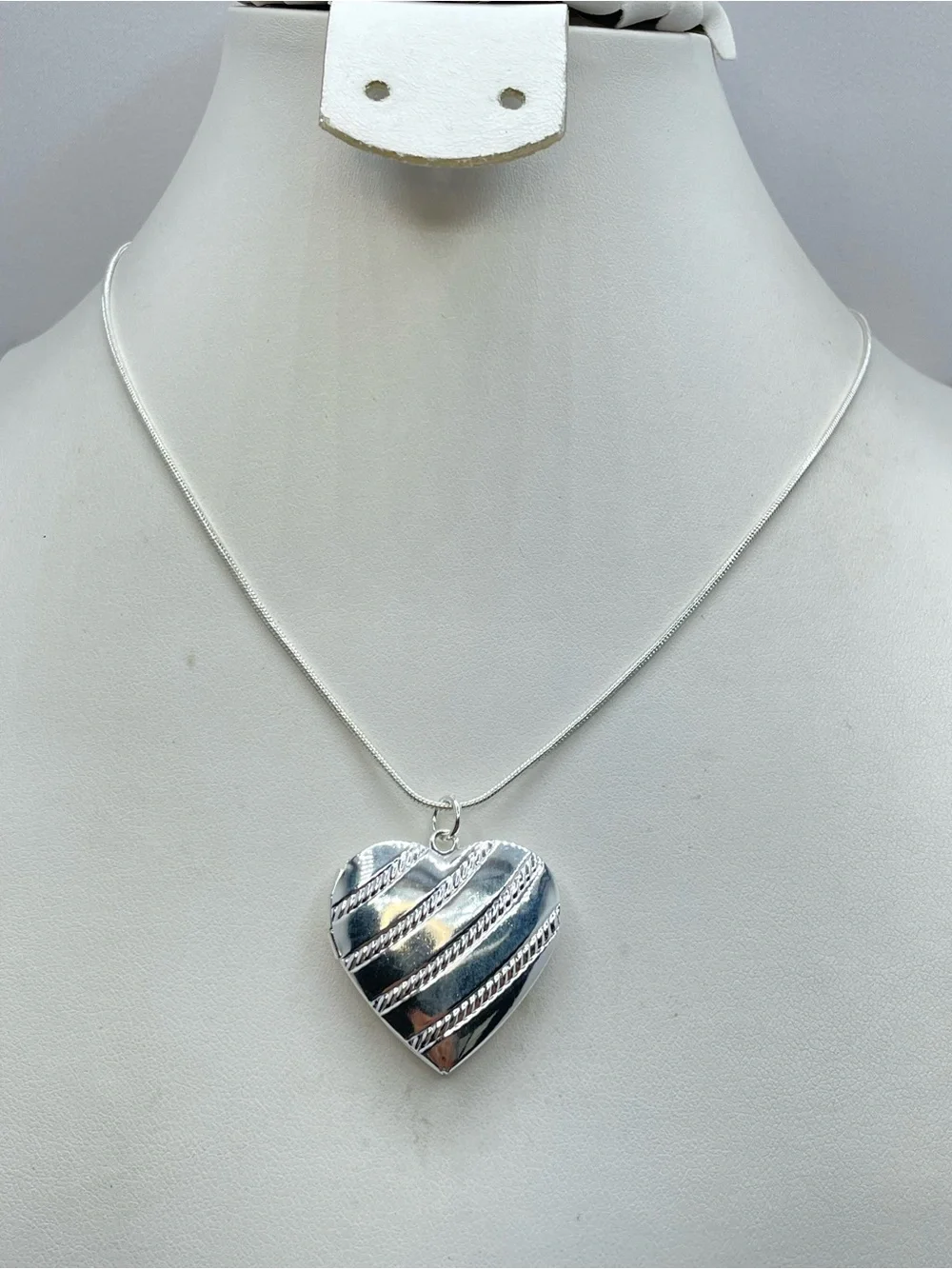 Silver Heart Locket Necklace Romantic Dainty Minimalist New Keepsake